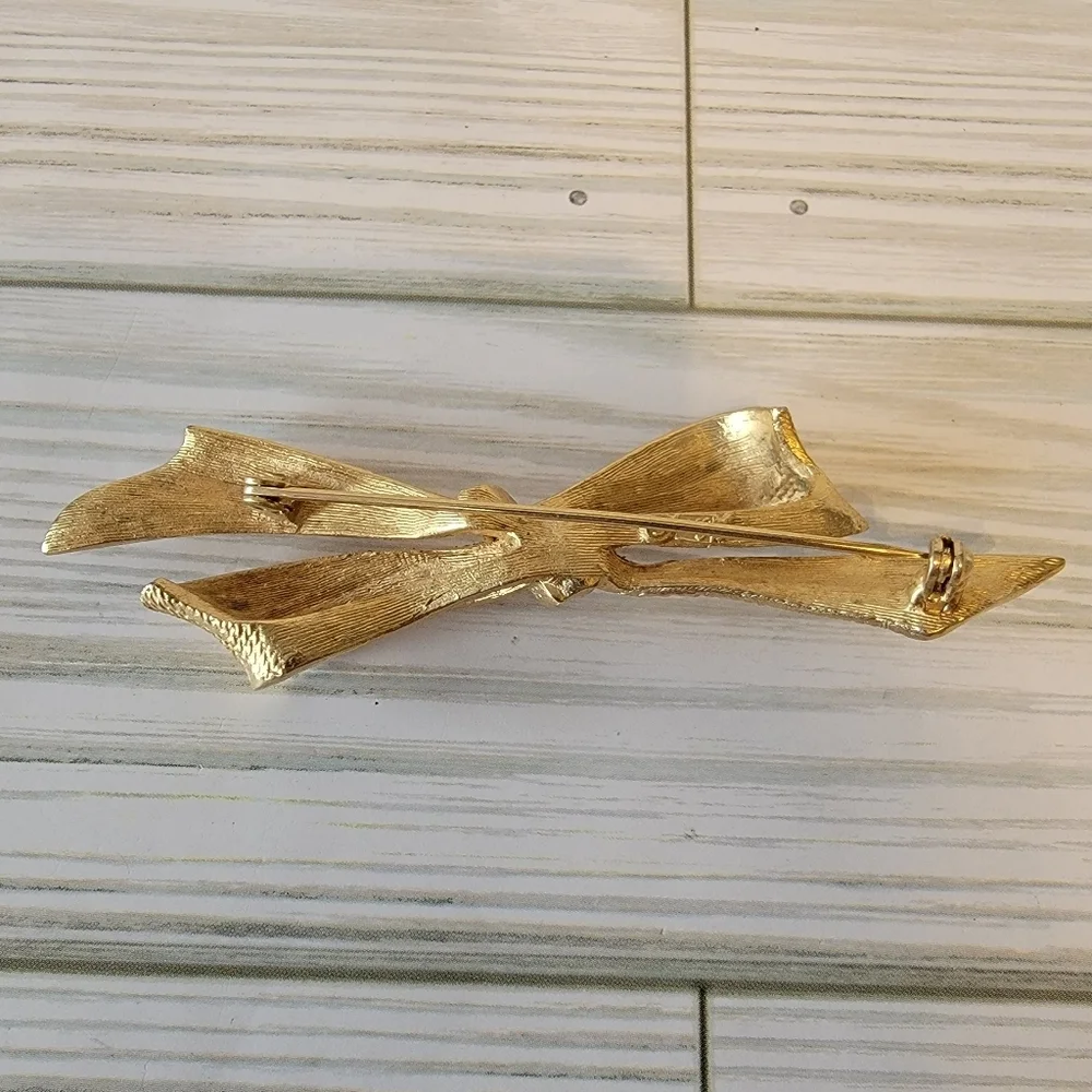 Vintage Coro Pegasus Gold Tone Textured Bow Ribbon Brooch Pin